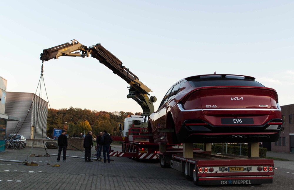 Giant KIA EV6 produced for KIA NL. Large eyecatcher near the highway.