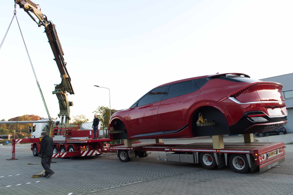 Giant KIA EV6 voor KIA Motors Nederland, blikvanger langs de A2 in Breukelen.