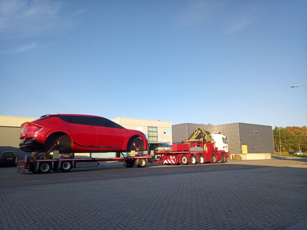 Giant KIA EV6 produced for KIA NL. Large eyecatcher near the highway.