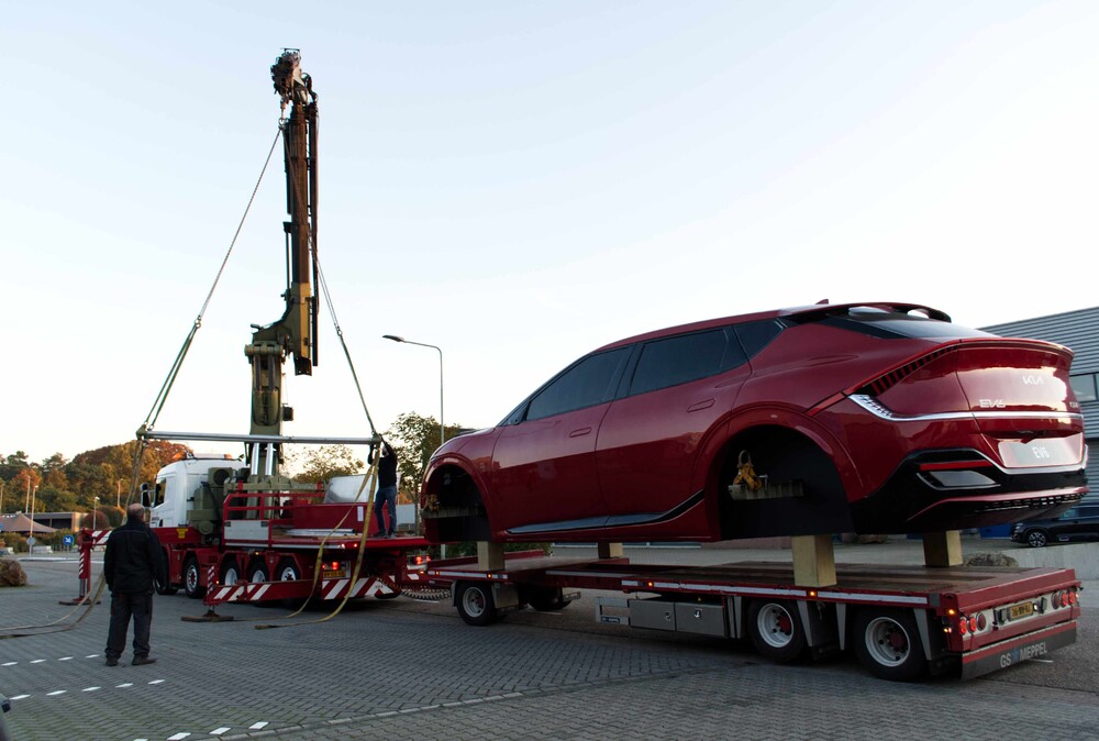 Giant KIA EV6 voor KIA Motors Nederland, blikvanger langs de A2 in Breukelen.