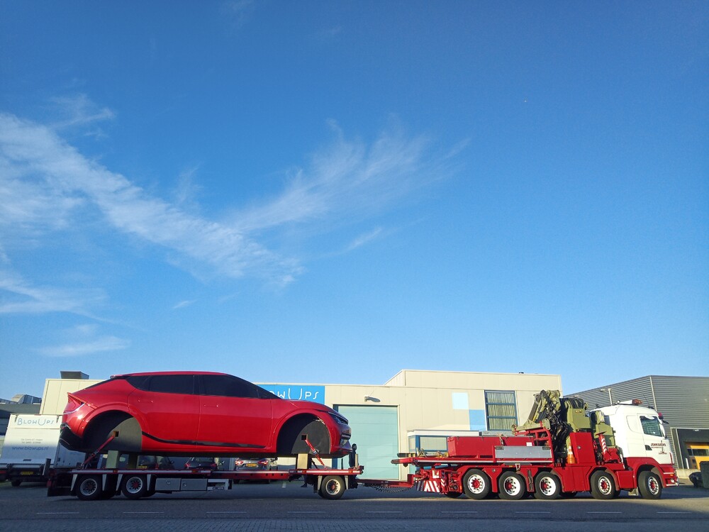 Giant KIA EV6 produced for KIA NL. Large eyecatcher near the highway.