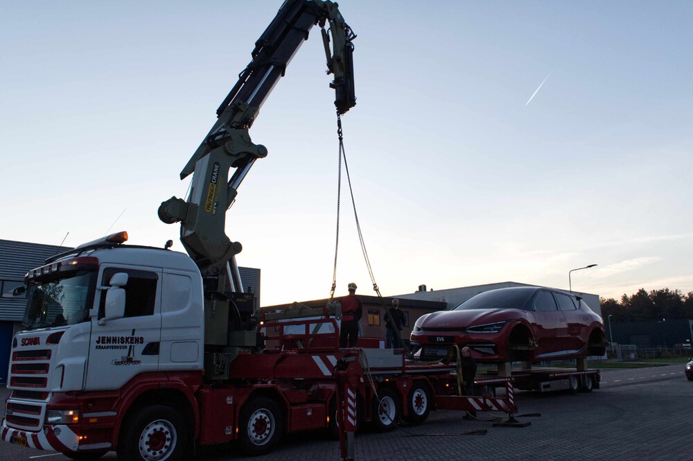 Giant KIA EV6 voor KIA Motors Nederland, blikvanger langs de A2 in Breukelen.