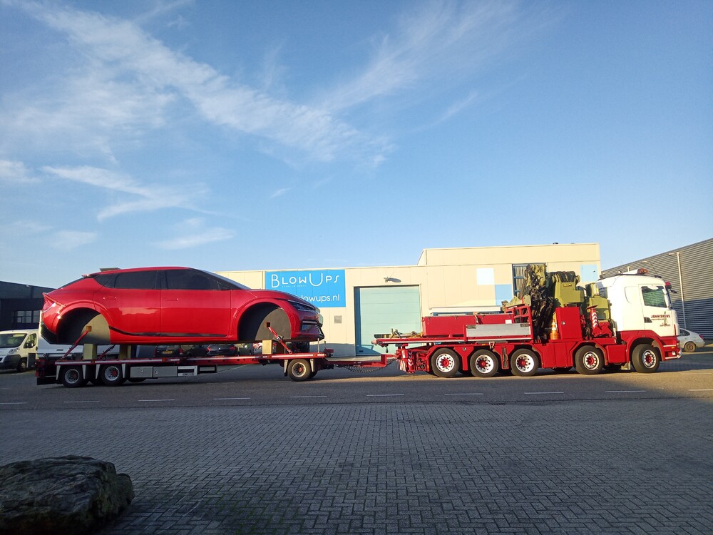 Giant KIA EV6 produced for KIA NL. Large eyecatcher near the highway.