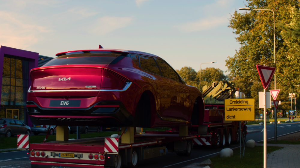 Giant KIA EV6 voor KIA Motors Nederland, blikvanger langs de A2 in Breukelen.