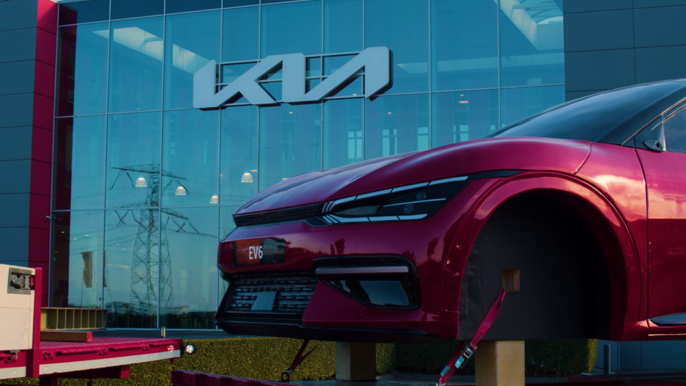 Giant KIA EV6 voor KIA Motors Nederland, blikvanger langs de A2 in Breukelen.