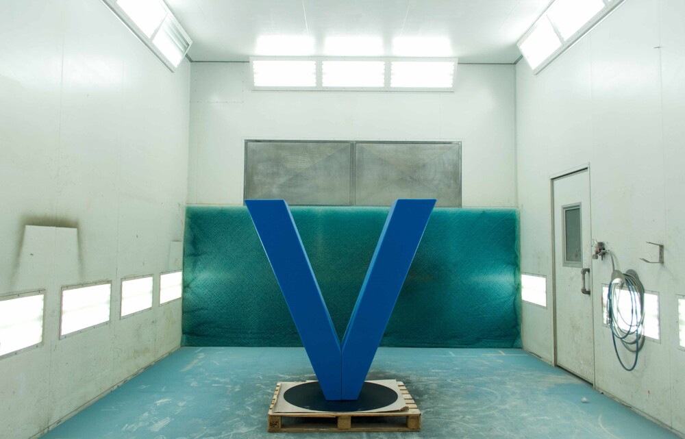 foto Giant 3D letter V