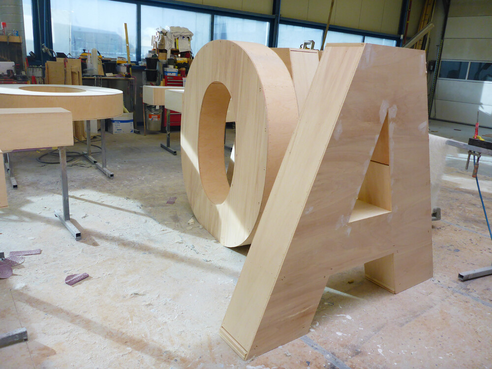 Hout als basis voor grote 3D letters. 