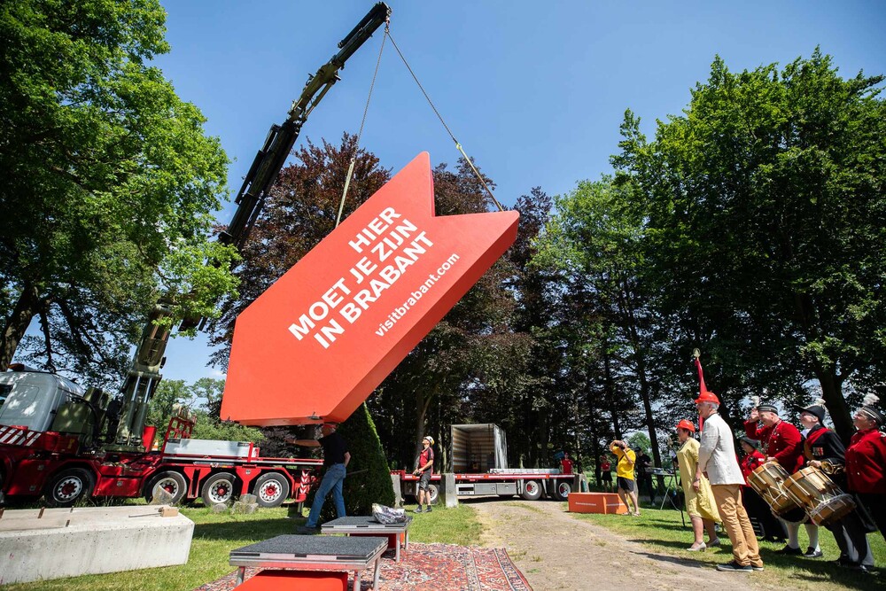 Grote rode pijl voor marketingcampagne van VisitBrabant.