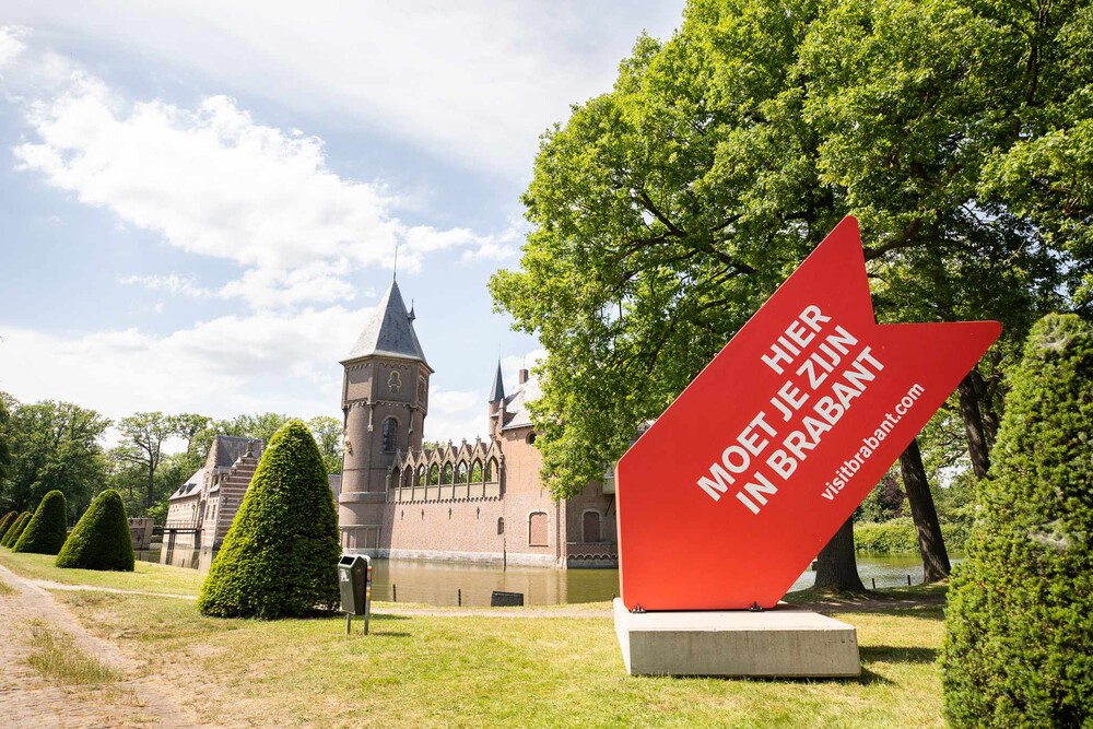 Grote rode pijl voor marketingcampagne van VisitBrabant.