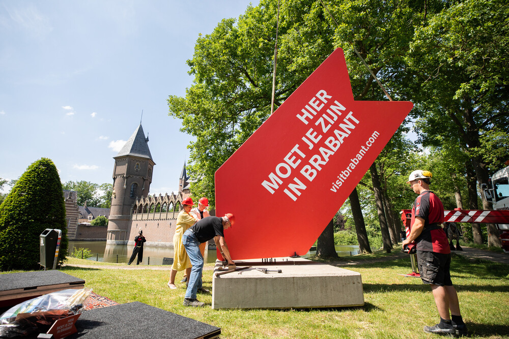 Grote rode pijl als blikvanger in reclamecampagne voor Visit Brabant.