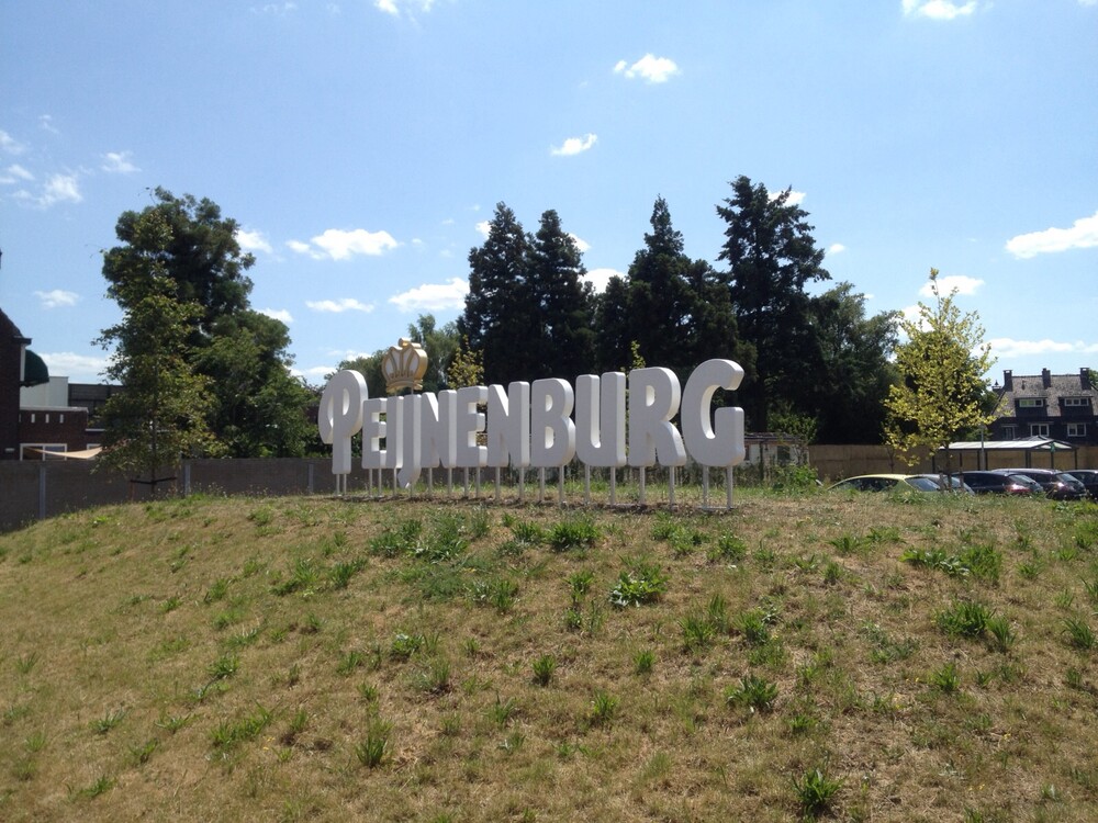 foto Peijnenburg logo bij hoofdkantoor Geldrop