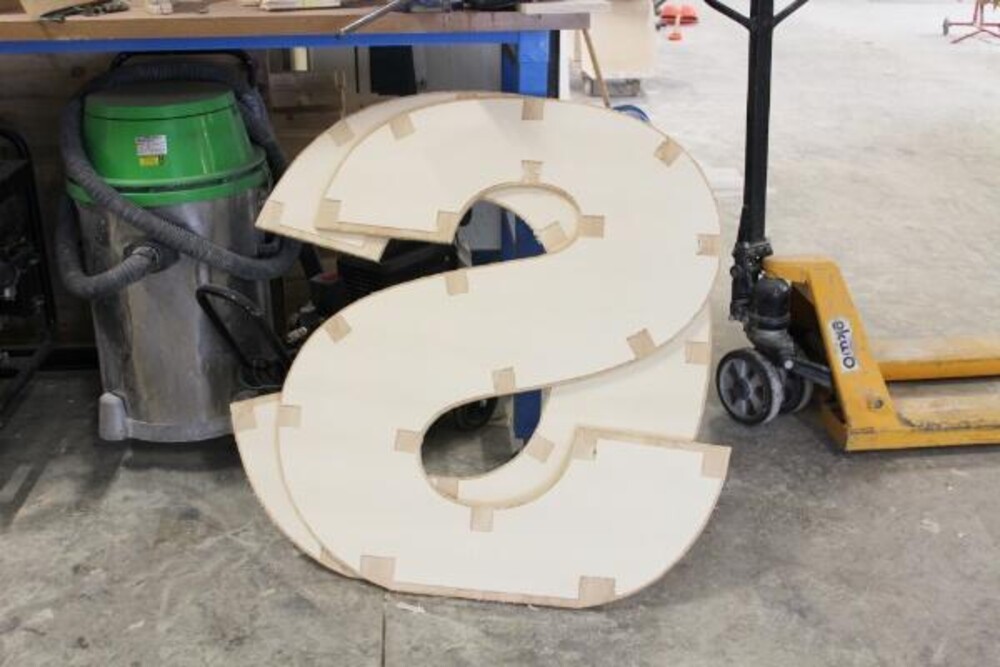 Grote polyester 3D letters voor sportcomplex 't Rosco in Ronse