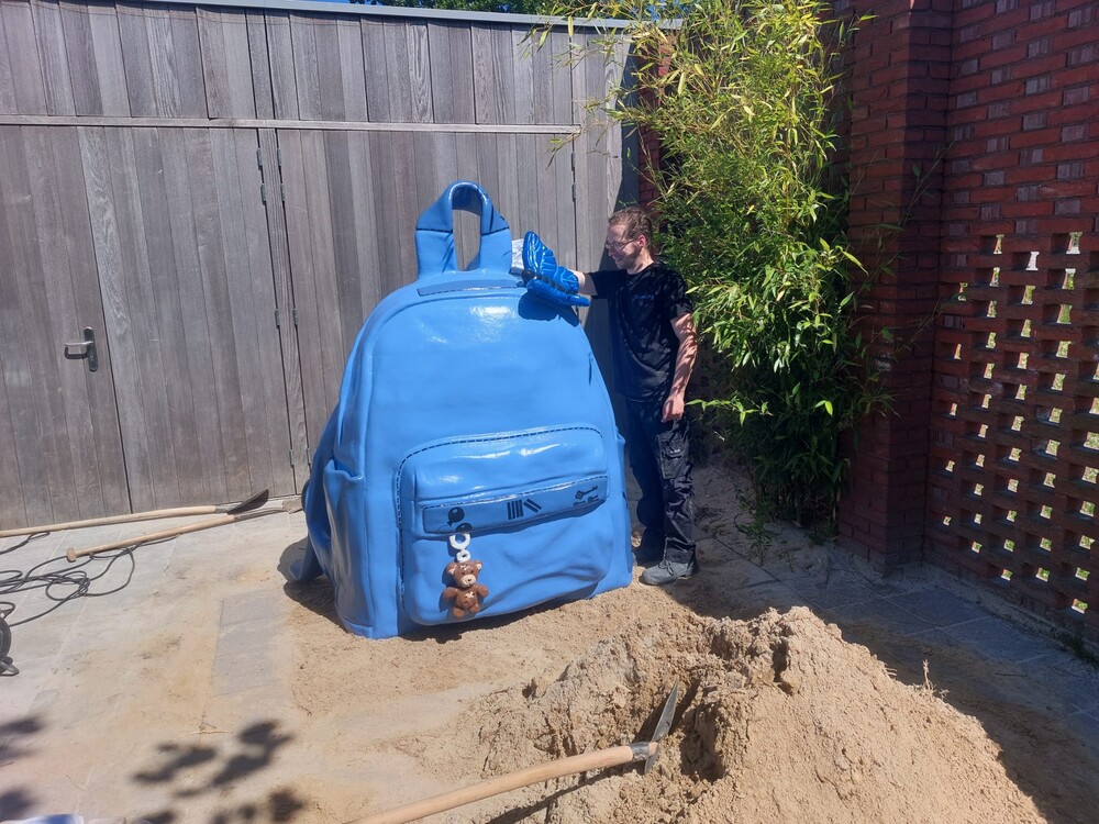 foto Giant backpack Dian van Vugt