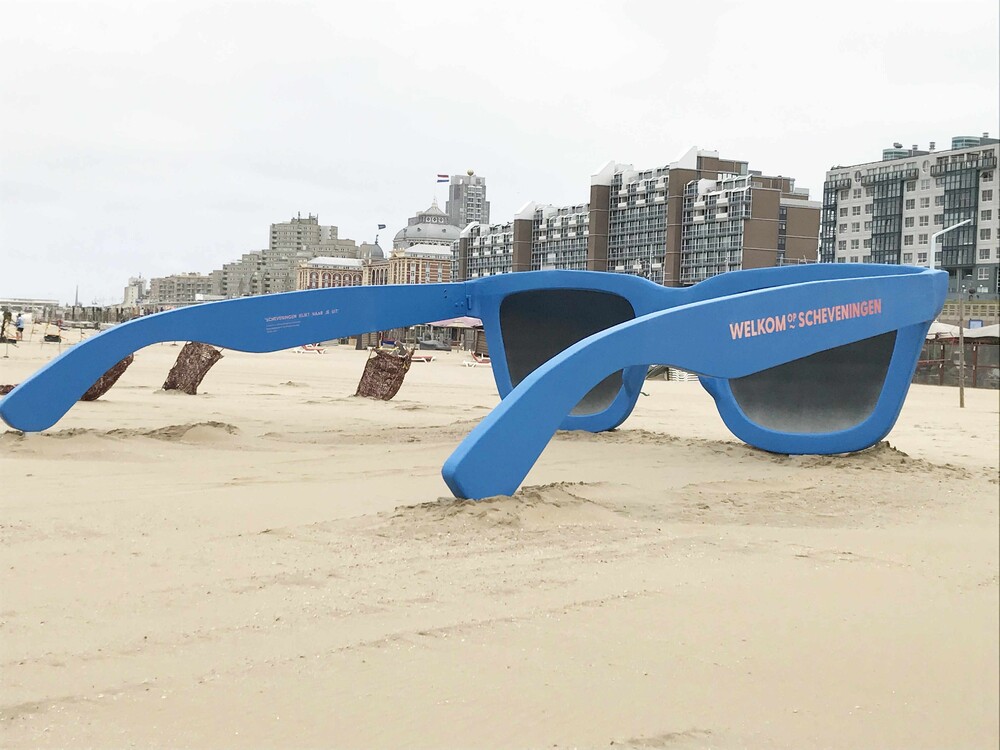 Grote zonnebril voor strand Scheveningen