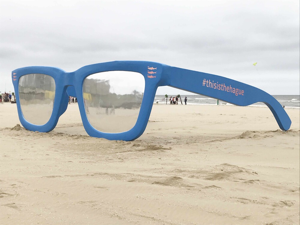 foto Giant sunglasses Scheveningen 