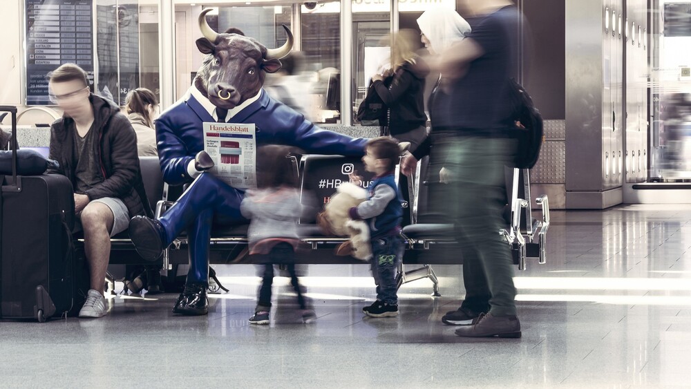 #HBullDus. In opdracht van Artbox produceerde Blowups het character De Bull van kunstenaar Brado Hogendoorn. De Bull kreeg een plaats op een vliegtuigstoel op Düsseldorf Airport.