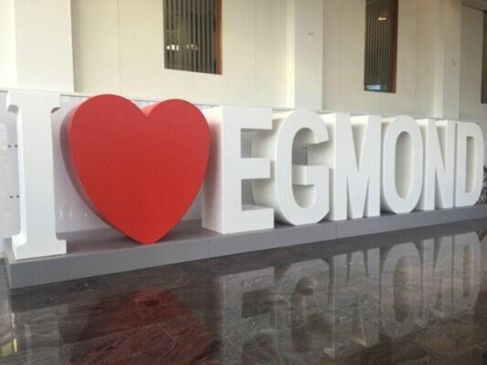 Grote letters I love Egmond. Door Blowups vervaardigd in opdracht van Hotel Zuiderduin.