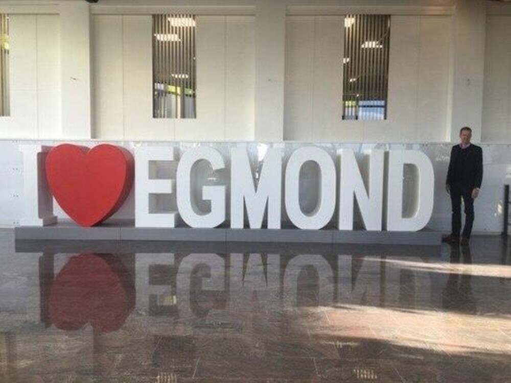 Grote letters I love Egmond. Door Blowups vervaardigd in opdracht van Hotel Zuiderduin.