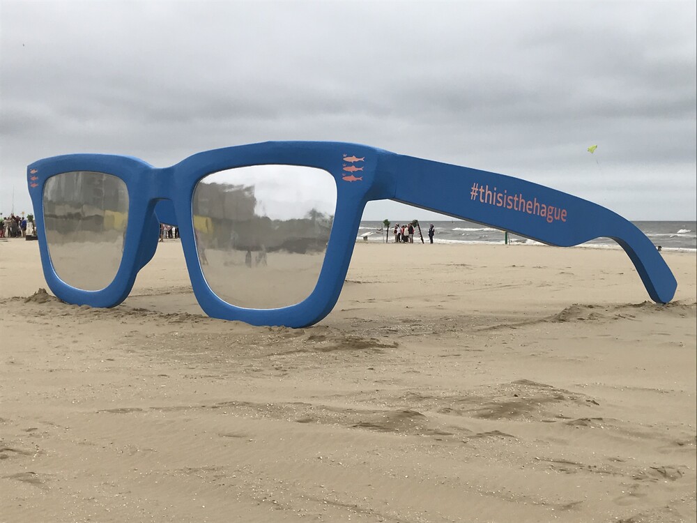 Mega zonnebril op het strand in Scheveningen. Handgemaakt door de Blowups vakspecialisten.