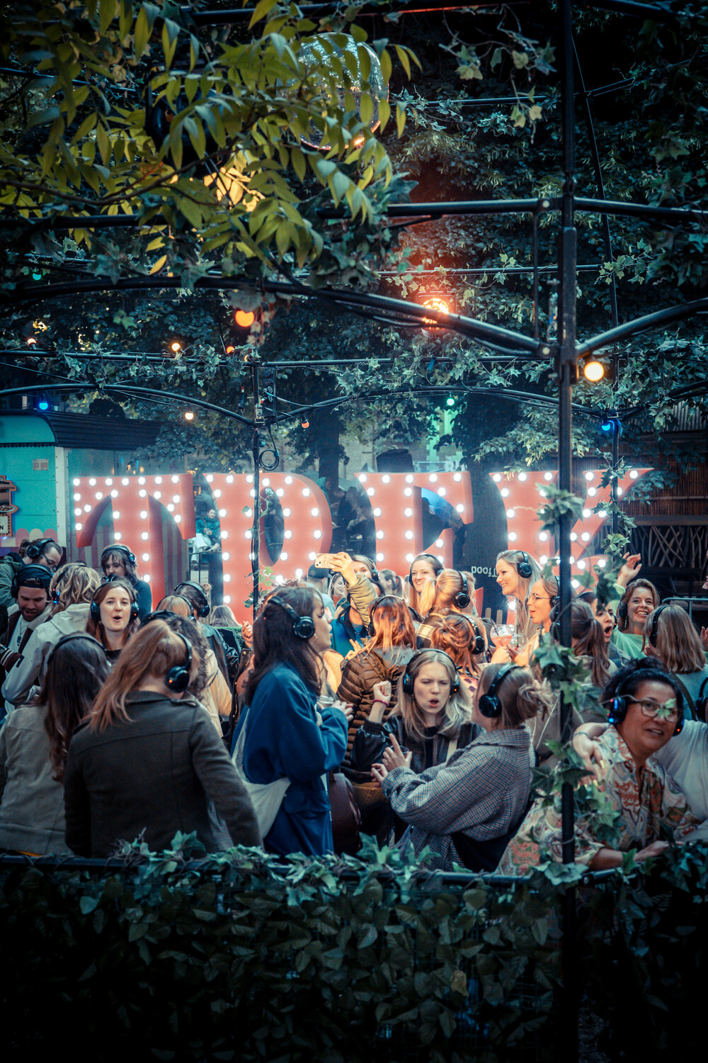 foto Vernieuwde 3D-letters TREK Reizend Food Truck Festival in de spotlights
