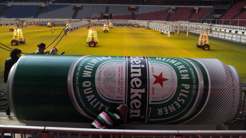 Interieur Objecten - In opdracht van Gielissen realiseerde Blowups deze Heineken dug-out.