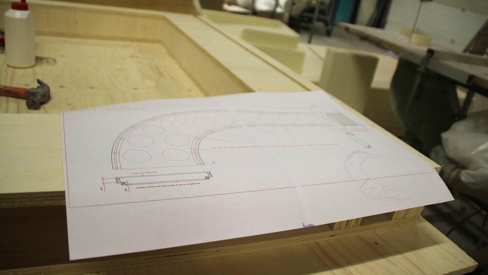 Interieurobject, meubelstuk voor museum. Zeer bijzonder interieur voor Museum het Hof van Busleyden. Groot ‘meubel’ in de vorm van een langwerpig lint dat door één van de kamers van het museum slingert.