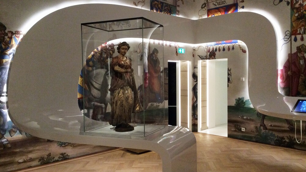 Interieurobject, meubelstuk voor museum. Zeer bijzonder interieur voor Museum het Hof van Busleyden. Groot ‘meubel’ in de vorm van een langwerpig lint dat door één van de kamers van het museum slingert.