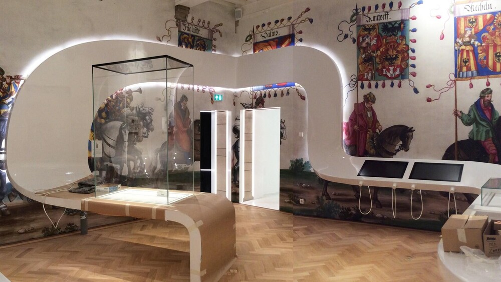 Interieurobject, meubelstuk voor museum. Zeer bijzonder interieur voor Museum het Hof van Busleyden. Groot ‘meubel’ in de vorm van een langwerpig lint dat door één van de kamers van het museum slingert.