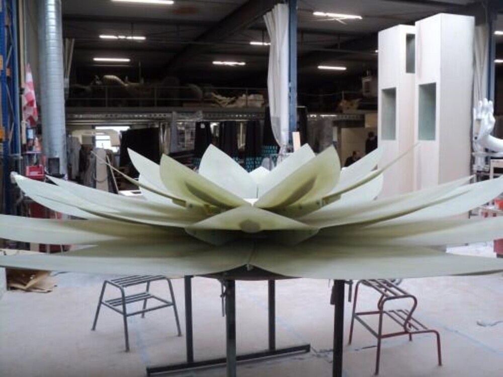 Grote kunststof lotusbloem als douche voor wellnesresort Thermenberendonck in Wijchen. Interieurobject ontworpen en gemaakt door Blowups.
