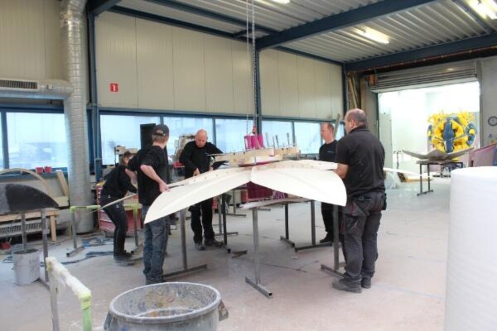 Grote kunststof lotusbloem als douche voor wellnesresort Thermenberendonck in Wijchen. Interieurobject ontworpen en gemaakt door Blowups.