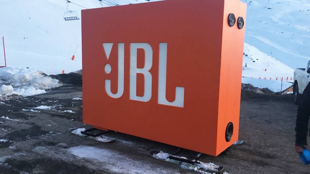 BlowUps maakt blowup, uitvergroting, van JBL Bluethoot Speaker. De JBL Speaker werd gebruikt tijdens de JBL Snow Party in Val Thorens.