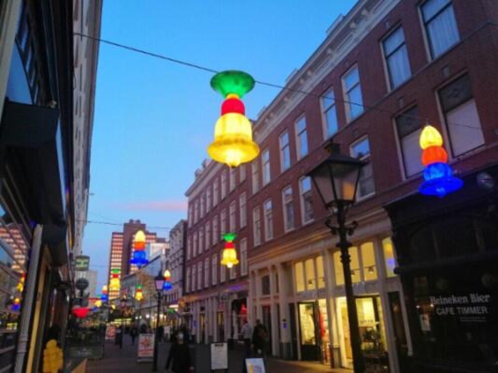 Polyester kerstverlichting voor de Oude Binnenweg in Rotterdam. 3D objecten van lichtdoorlatend polyester. Project in opdracht van Atelier81.