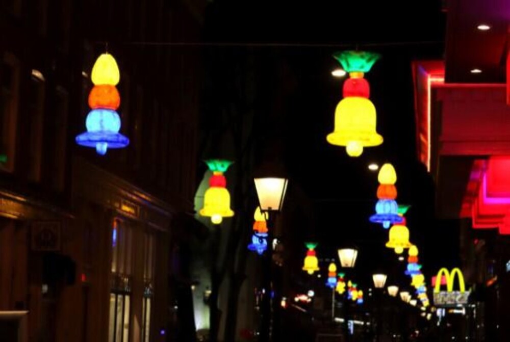 Polyester kerstverlichting voor de Oude Binnenweg in Rotterdam. 3D objecten van lichtdoorlatend polyester. Project in opdracht van Atelier81.