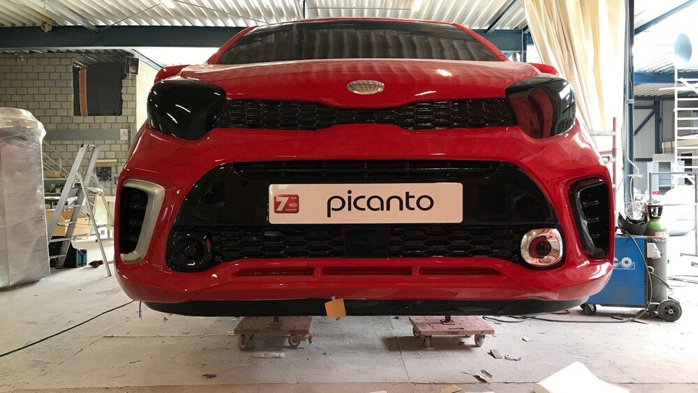 Blowups bouwde voor Kia de nieuwe Kia Giant Picanto voor plaatsing langs de A2 in Breukelen.