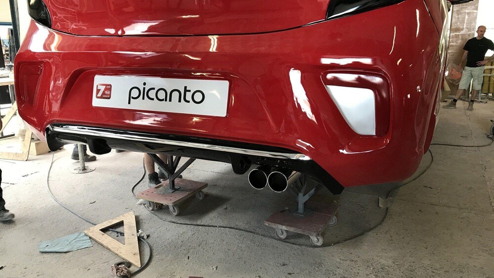 Blowups bouwde voor Kia de nieuwe Kia Giant Picanto voor plaatsing langs de A2 in Breukelen.