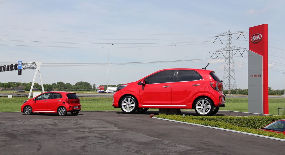 Blowups bouwde voor Kia de nieuwe Kia Giant Picanto voor plaatsing langs de A2 in Breukelen.