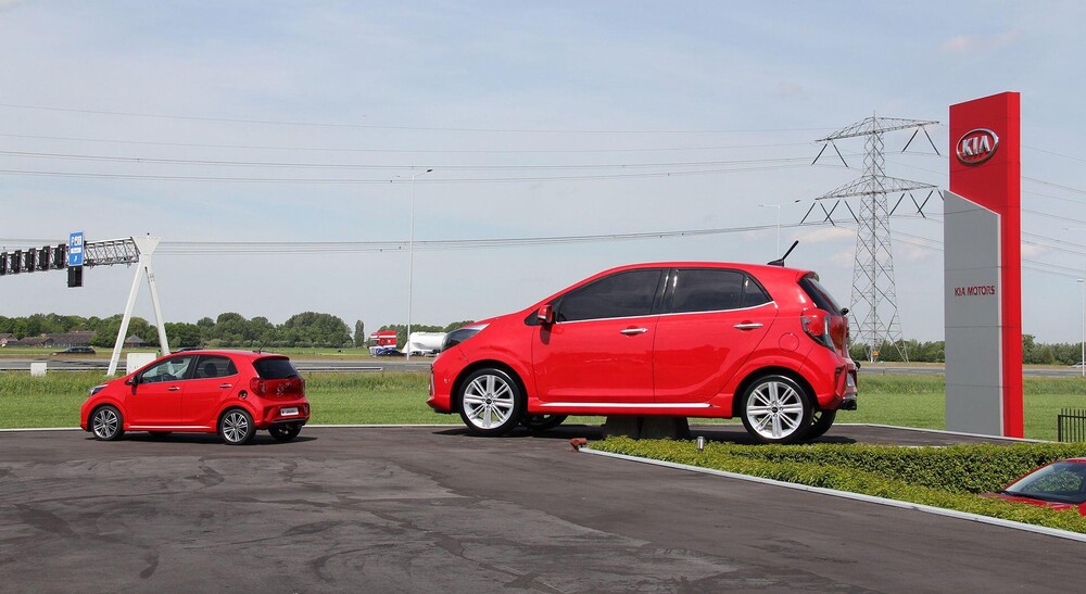 foto Kia Giant Picanto langs de A2