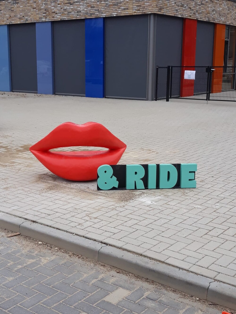 foto Kiss & Ride sign