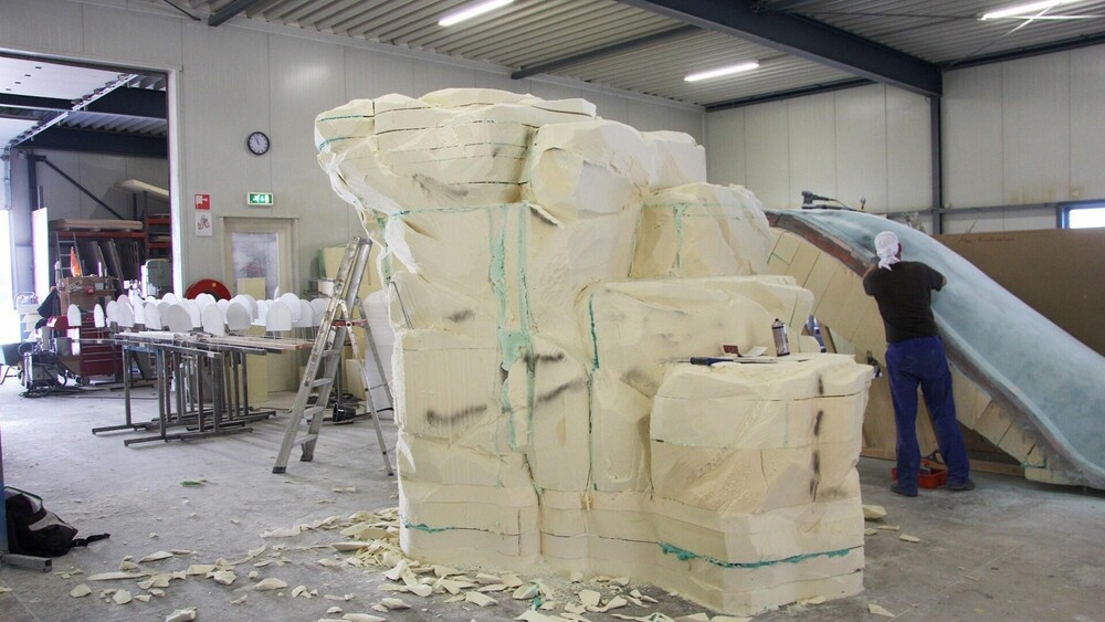 Klimrots voor kinderen op speelplaats school in Den Haag. Boulder, Engels voor rotsblok. Boulderen is klimmen op een rots. Blowups vervaardigde een Boulder voor Speelmaatje waar kinderen veilig op kunnen klimmen.