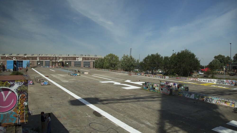 Staartvin van kunstenaar Willem de Haan onderdeel van de installatie Landing Strip op de NDSM-werf in Amsterdam.