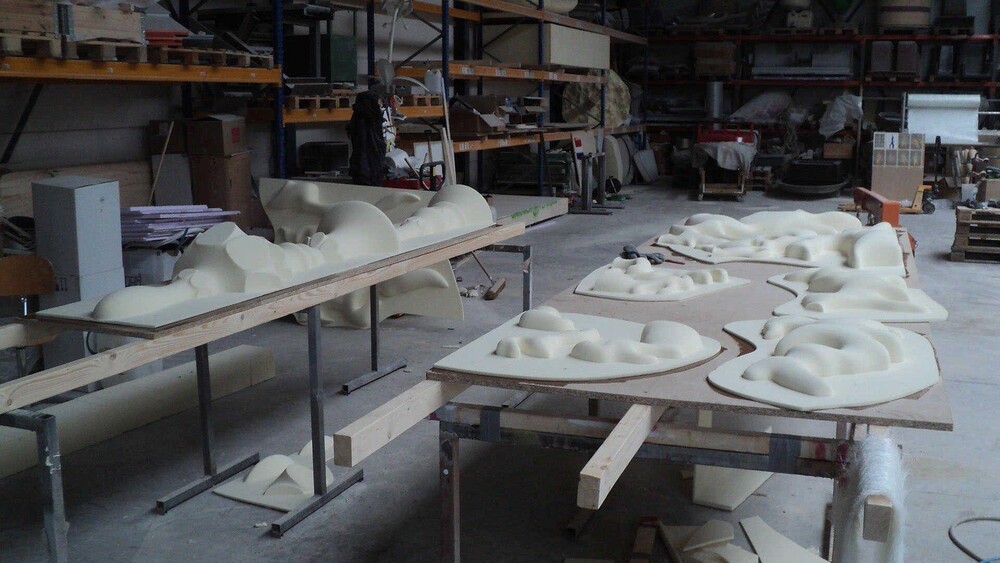 Kunstwerken - Voor Nick Ervinck maakte Blowups het sculpturen polyester beeld EITZO.
