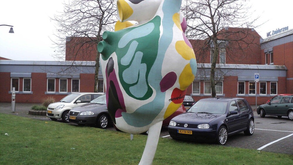Kunstwerken - In opdracht van Menno Baars maakte Blowups een polyester beeld in de vorm van een hart.