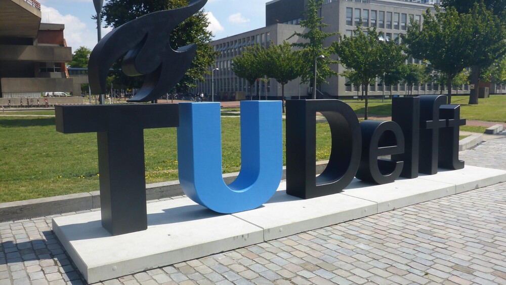 Grote polyester 3D letters voor de TU Delft