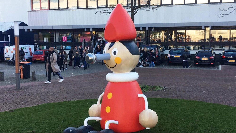 ‘Levensgrote figuren voor VU Amsterdam – wervingscampagne met impact. Voor deze campagne maakte Blowups twee levensgrote poppen om de blik van de toekomstige student te vangen. De beelden 'Verander Fake News' en 'Verander Energie' werden tot leven gewekt. Blowups maakte een twee meter hoge Pinokkio en een grote schildpad. Pinokkio heeft een microfoon als neus en de polyester schildpad een zonnepaneel als schild.