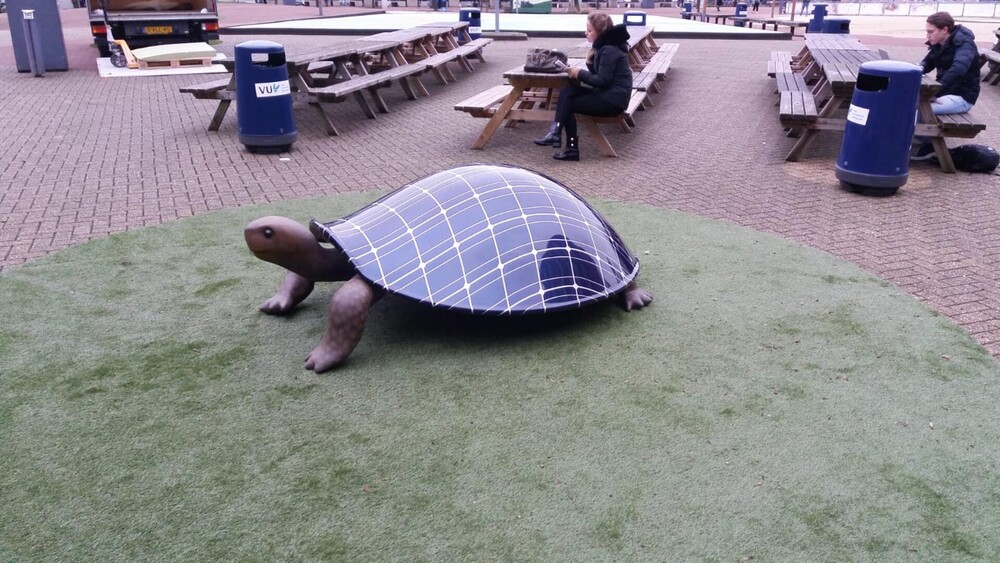 ‘Levensgrote figuren voor VU Amsterdam – wervingscampagne met impact. Voor deze campagne maakte Blowups twee levensgrote poppen om de blik van de toekomstige student te vangen. De beelden 'Verander Fake News' en 'Verander Energie' werden tot leven gewekt. Blowups maakte een twee meter hoge Pinokkio en een grote schildpad. Pinokkio heeft een microfoon als neus en de polyester schildpad een zonnepaneel als schild.