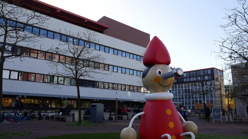 foto Levensgrote figuren VU Amsterdam