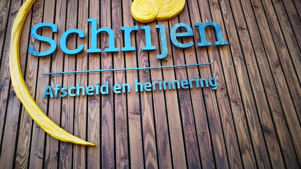 Voor Schrijen Uitvaartonderneming maakt Blowups elementen uit het logo om het logo 3 dimensionaal beter te laten opvallen en elementen worden gebruikt als handgrepen, deurbeslag.