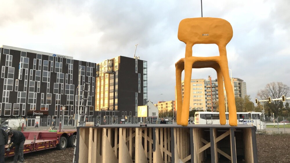 Uitvergroting, 4,5 meter hoog, stoel Maarten Baas. Locatie De Bakermat Eindhoven, opdrachtgever SDK Vastgoed. Productie Blowups Heijen.