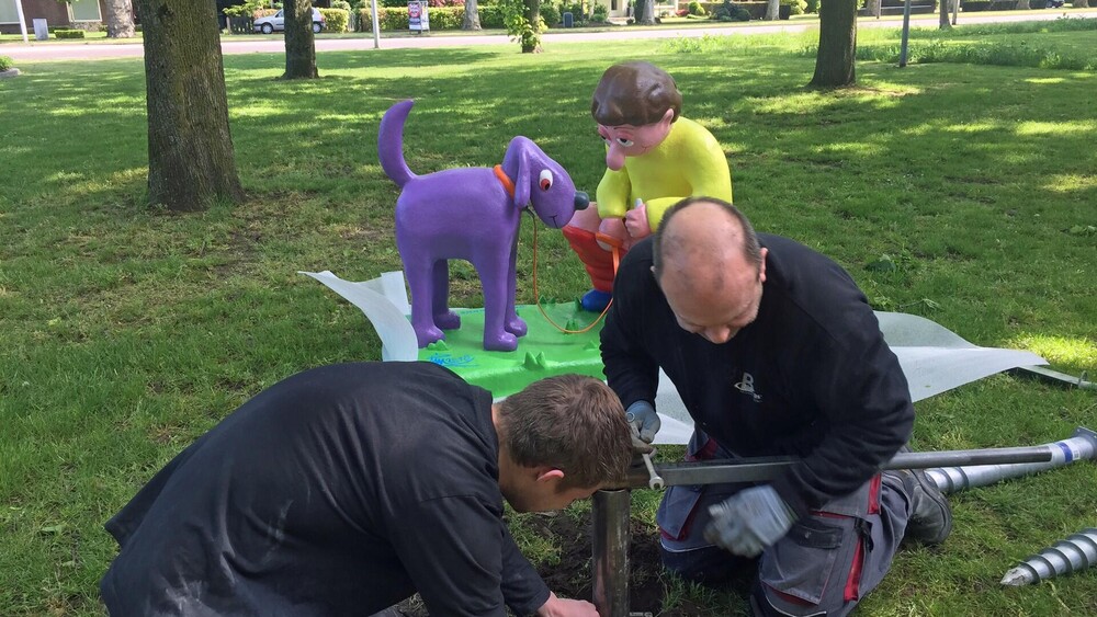 Mannetje Poep in gemeente Weert, bedacht door Tim Beckers en Wesley Maduro om mensen op een ludieke manier eraan te herinneren hondenpoep op te ruimen. Polyester beeld vervaardigd door Blowups. Vanaf 2D cartoon.