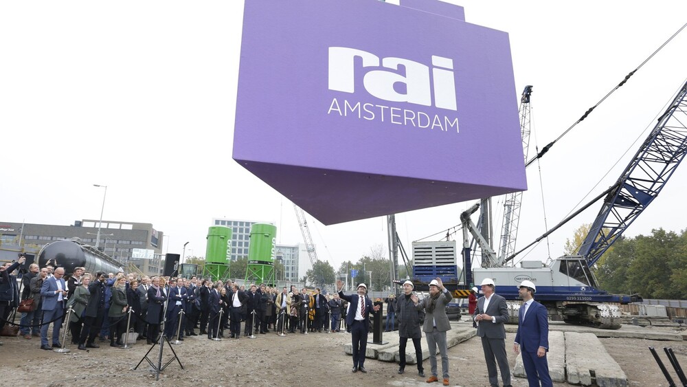 Blowups maakt enorme driehoekige steen voor nieuwe nhow Amsterdam RAI hotel. Opdracht van NH Hotel Group.